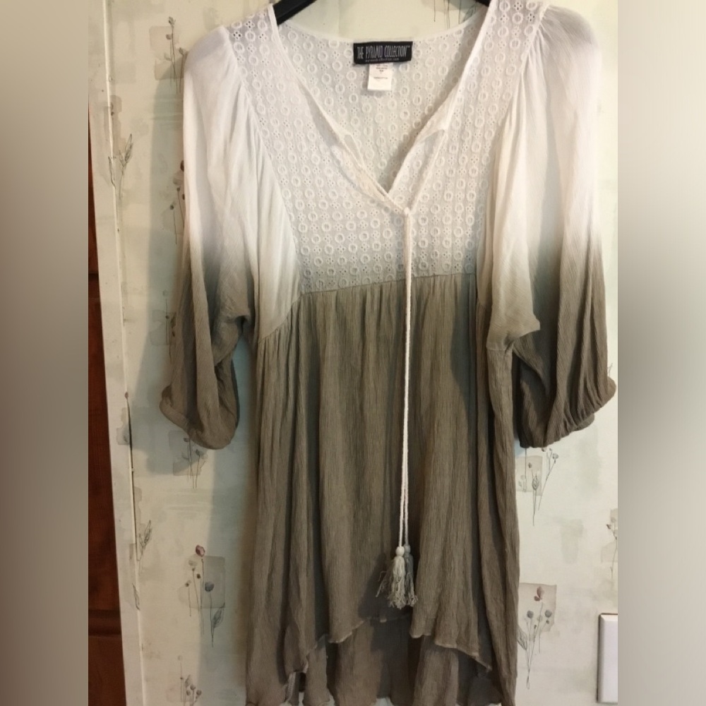Size L, The Pyramid Collection. Peasant top with tie front. - Picture 3 of 6